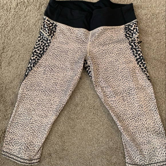 Lululemon Cropped Running Leggings - size 6 - Picture 1 of 3